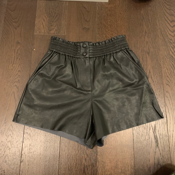 Aritzia | Wilfred Free faux leather shorts - Picture 2 of 4